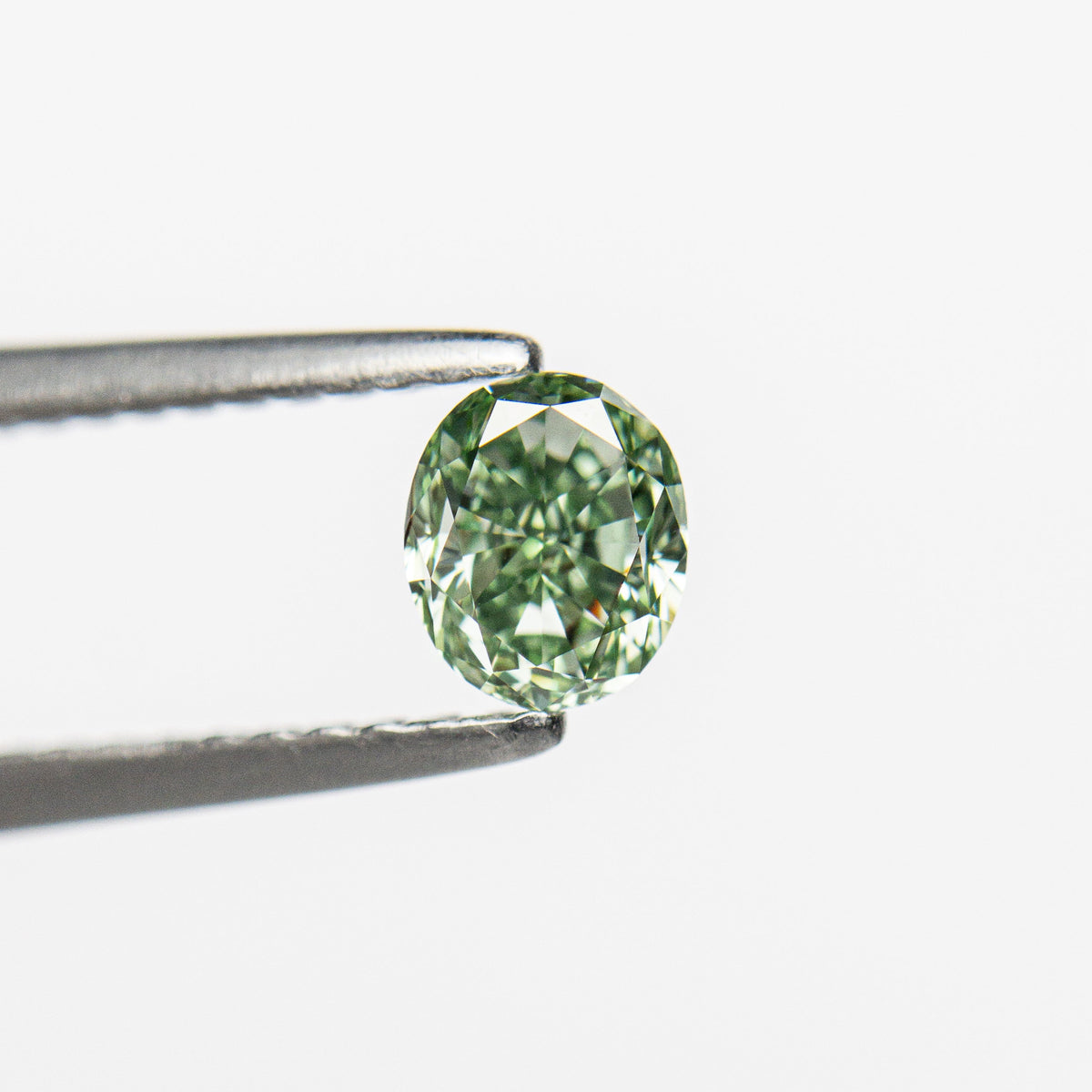 
            0.46ct 4.71x3.96x2.93mm GIA VS2 Fancy Vivid Green Oval Brilliant 24135-01