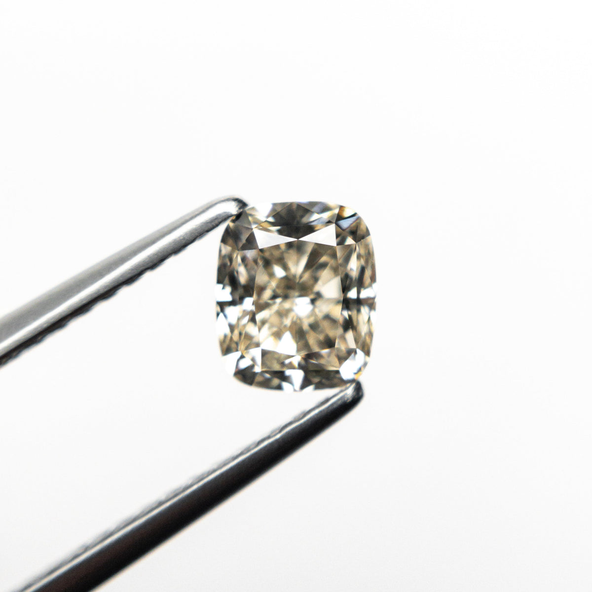 
            1.00ct 5.82x4.91x3.88mm VS1 C3 Cushion Brilliant 18257-08