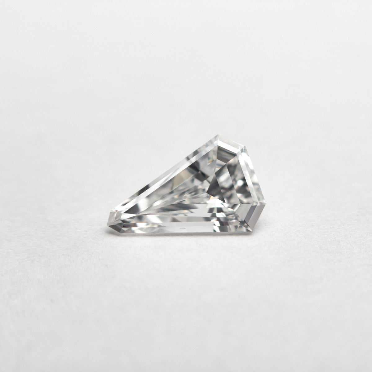 
            0.43ct 7.70x5.11x2.12mm VS2 E Shield Step Cut 19677-02