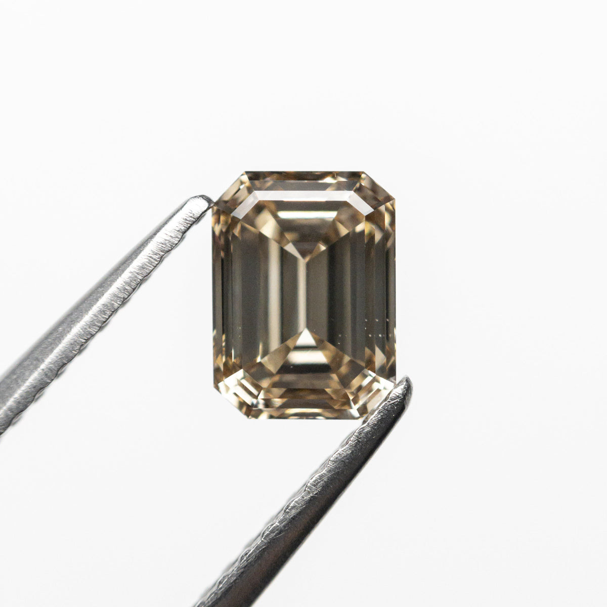 
            1.02ct 6.43x4.76x3.34mm VS1 C6 Cut Corner Rectangle Step Cut 20706-06