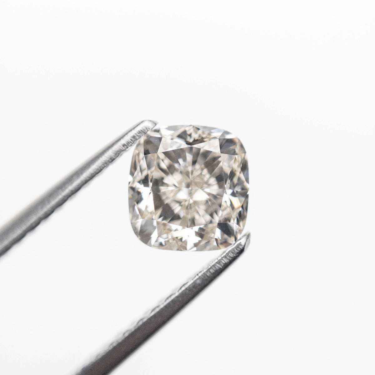 
            1.01ct 5.61x5.34x3.71mm VS2 C1 Cushion Brilliant 21664-03