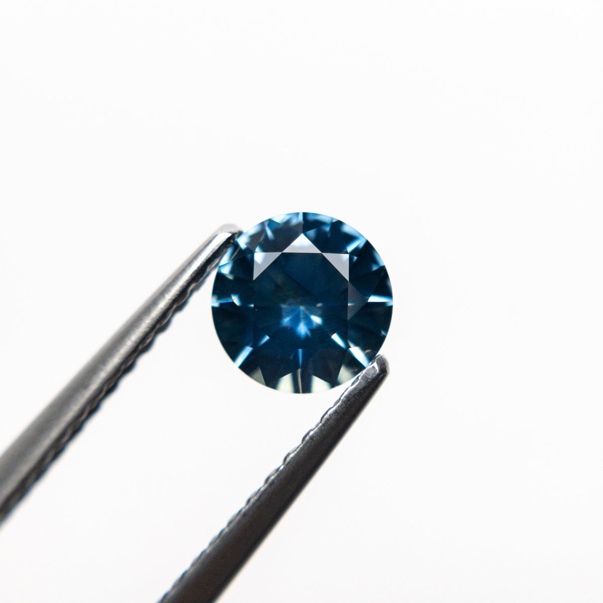 
            0.74ct 5.53x5.51x3.45mm Round Brilliant Sapphire 22253-02