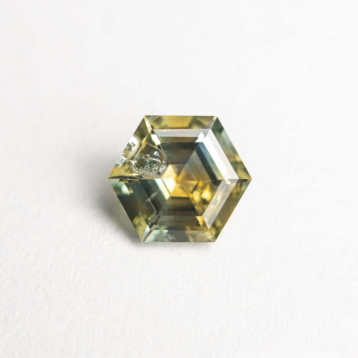 
            1.02ct 6.76x5.91x3.45mm Hexagon Step Cut Sapphire 23088-02