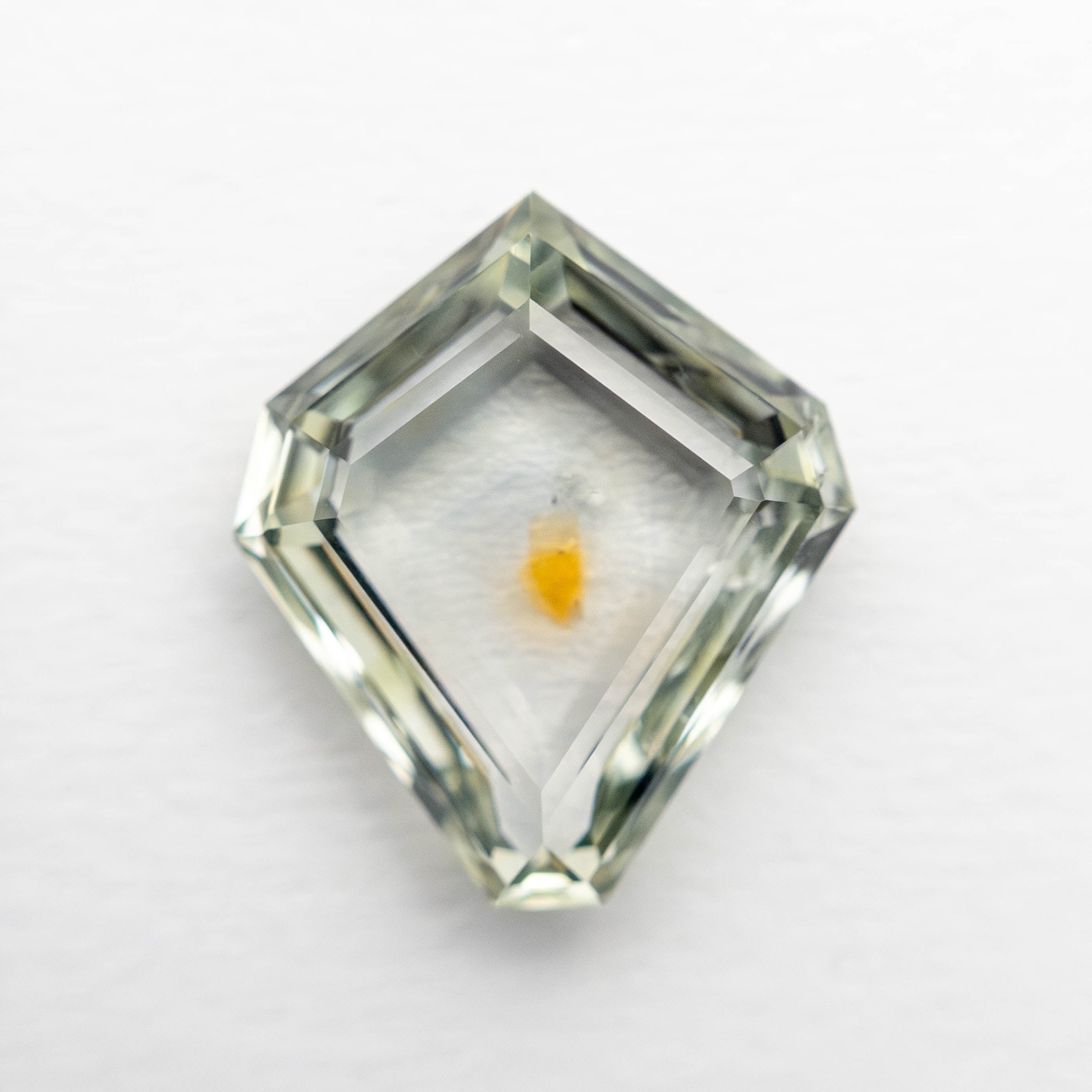 プリズムストーン 2.44ct 10.35x8.96x3.20mm Shield Portrait Cut Sapphire 23427-01