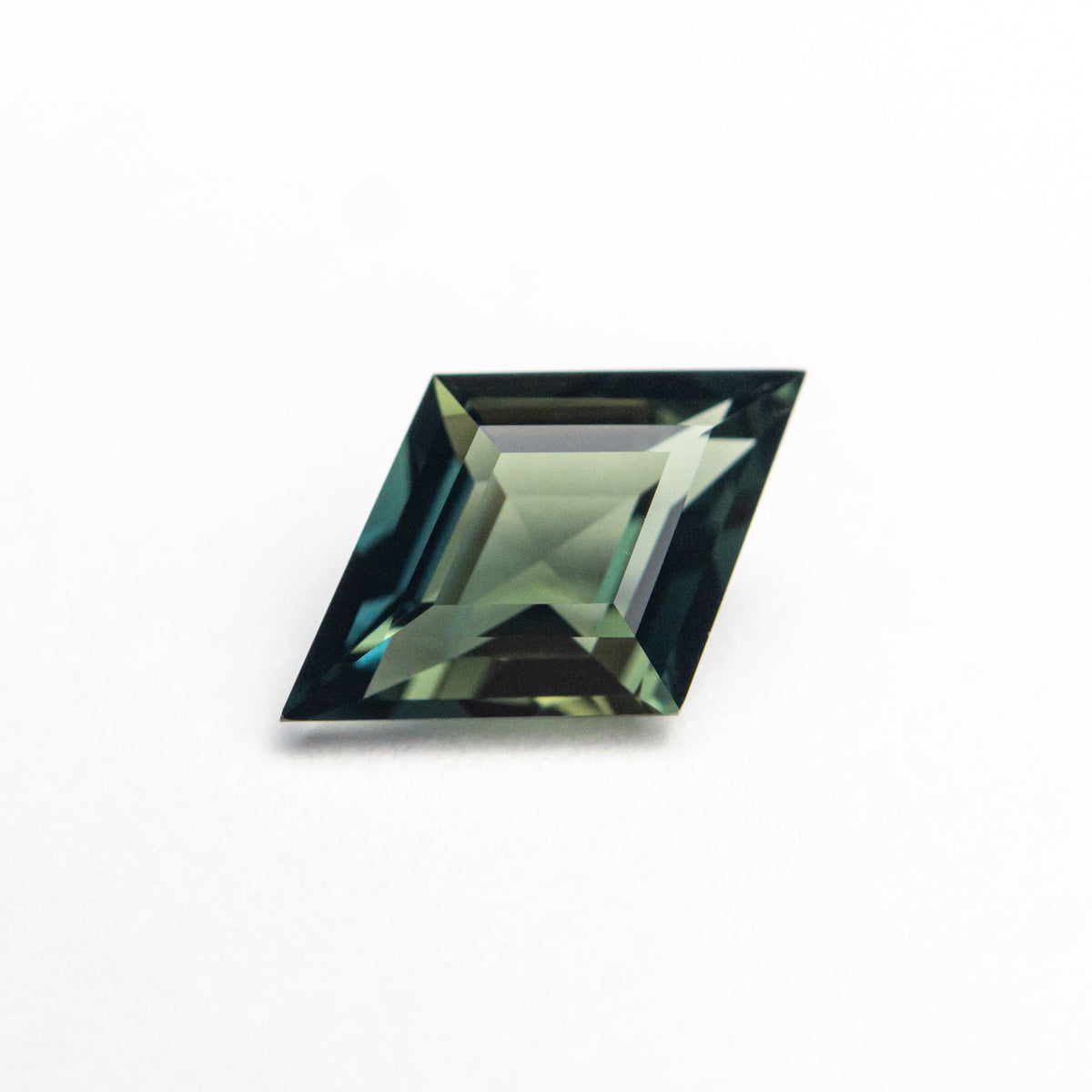 
            1.00ct 9.46x6.21x3.08mm Lozenge Step Cut Sapphire 23496-05