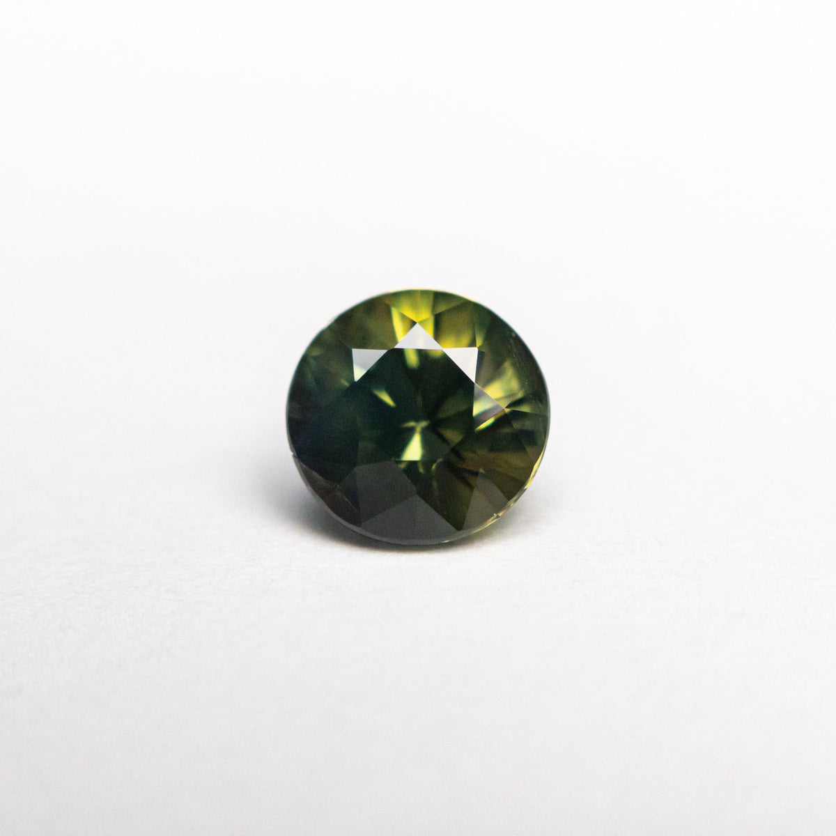 
            1.05ct 5.98x5.91x4.31mm Round Brilliant Sapphire 23806-19