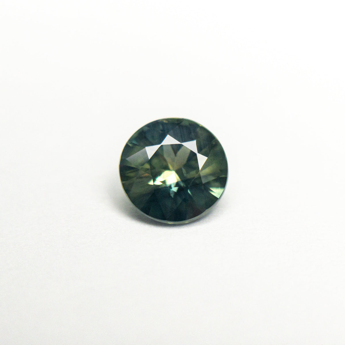 
            0.83ct 5.94x5.88x3.33mm Round Brilliant Sapphire 23806-22