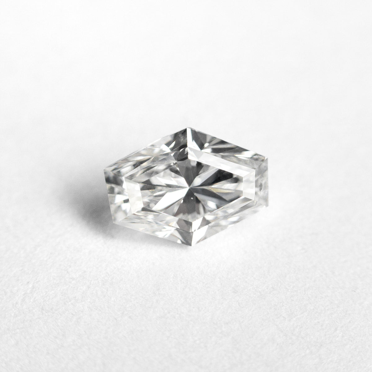 
            1.00ct 7.36x5.28x3.78mm GIA SI2 E Hexagon Brilliant 23901-01