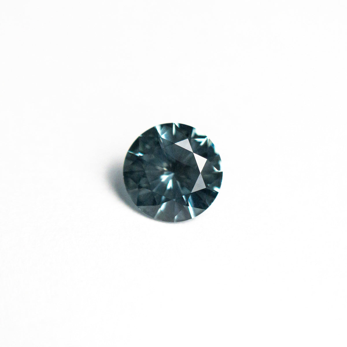 
            0.67ct 5.43x5.40x3.27mm Round Brilliant Sapphire 25400-01