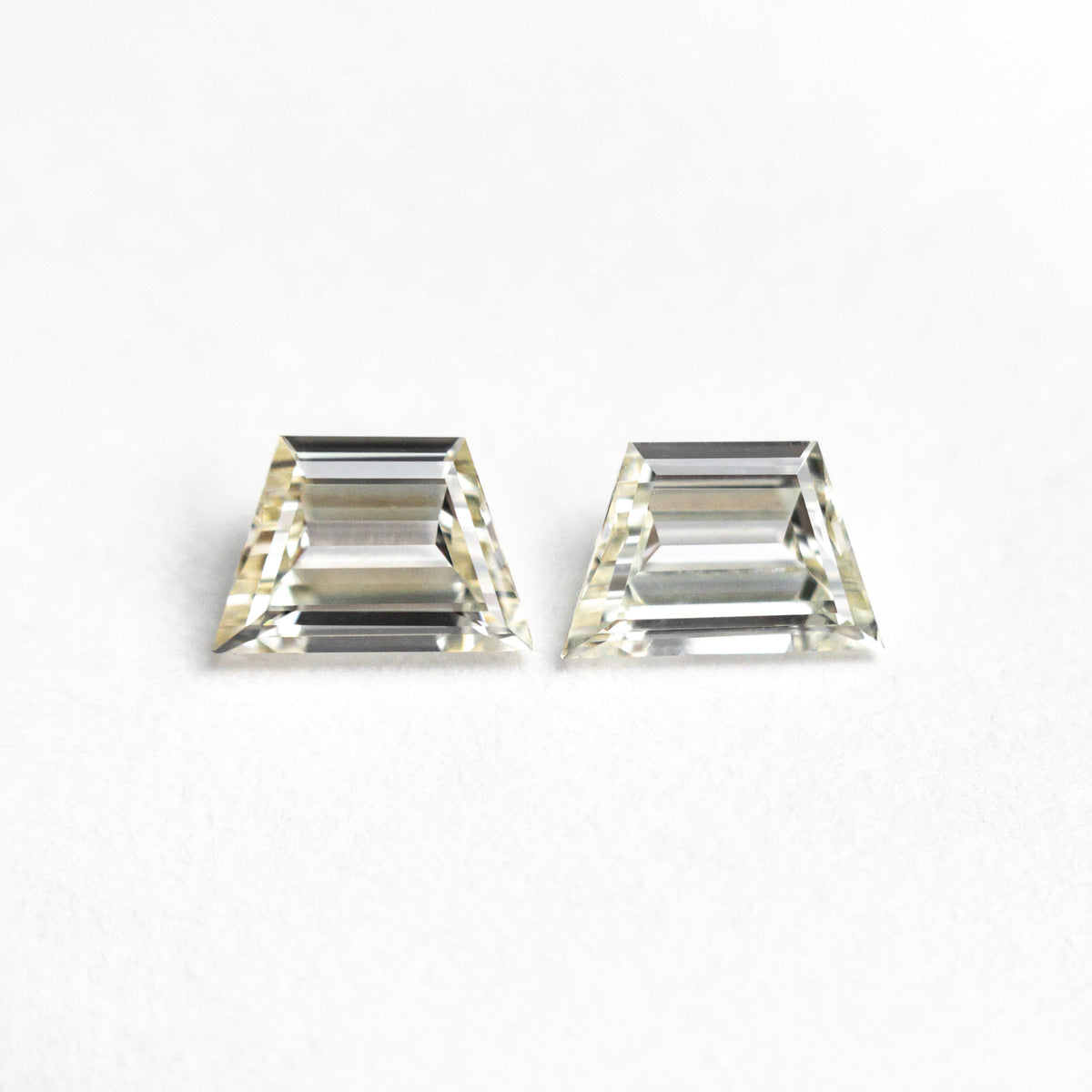 
            0.59cttw 2pc 5.22x3.48x1.97mm 5.30x3.46x1.81mm VVS2/VS1 M-N Trapezoid Step Cut Matching Pair 25516-01