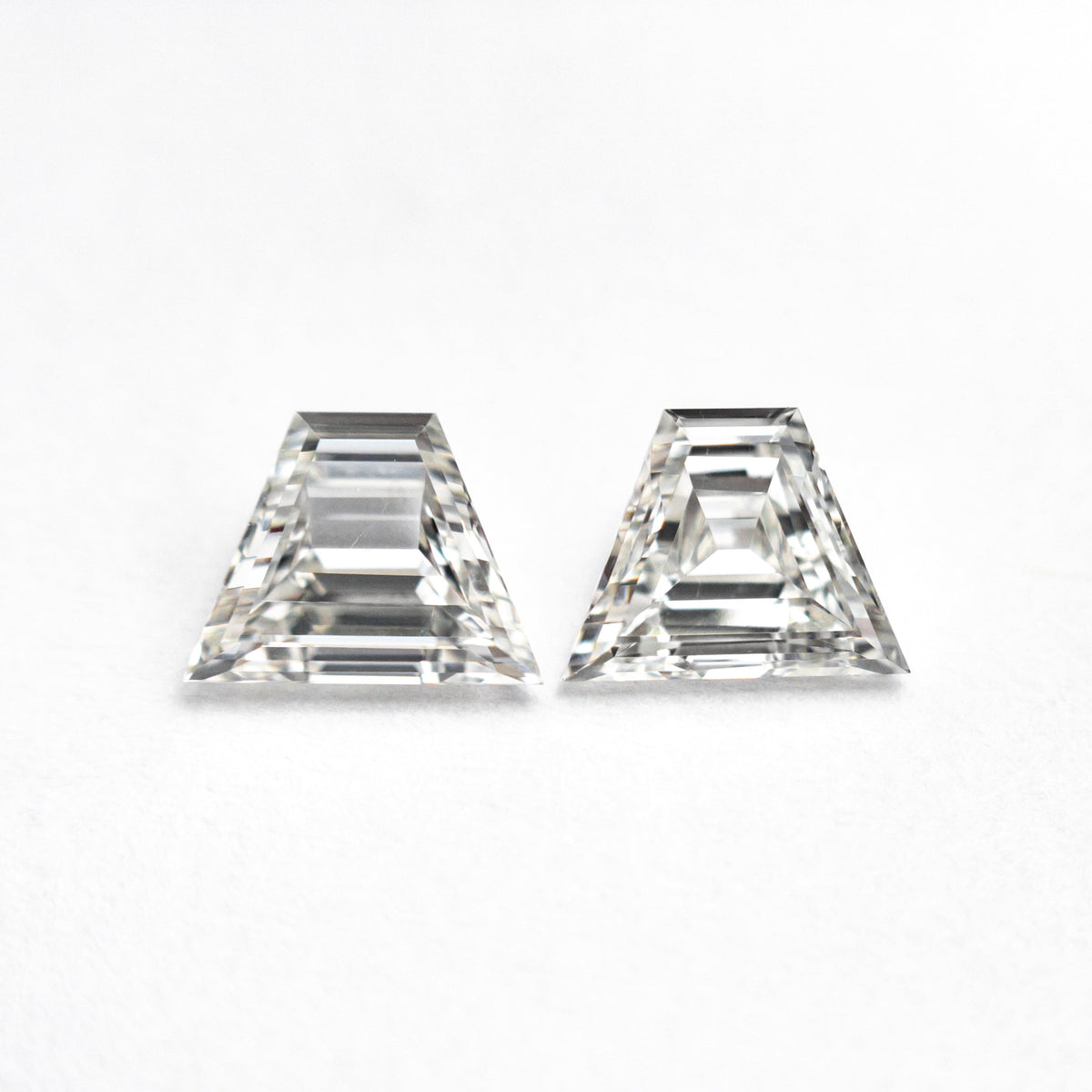 
            0.81cttw 2pc 5.74x4.38x2.09mm 5.65x4.33x2.28mm VS2/SI1 F-G Trapezoid Step Cut Matching Pair 25522-01