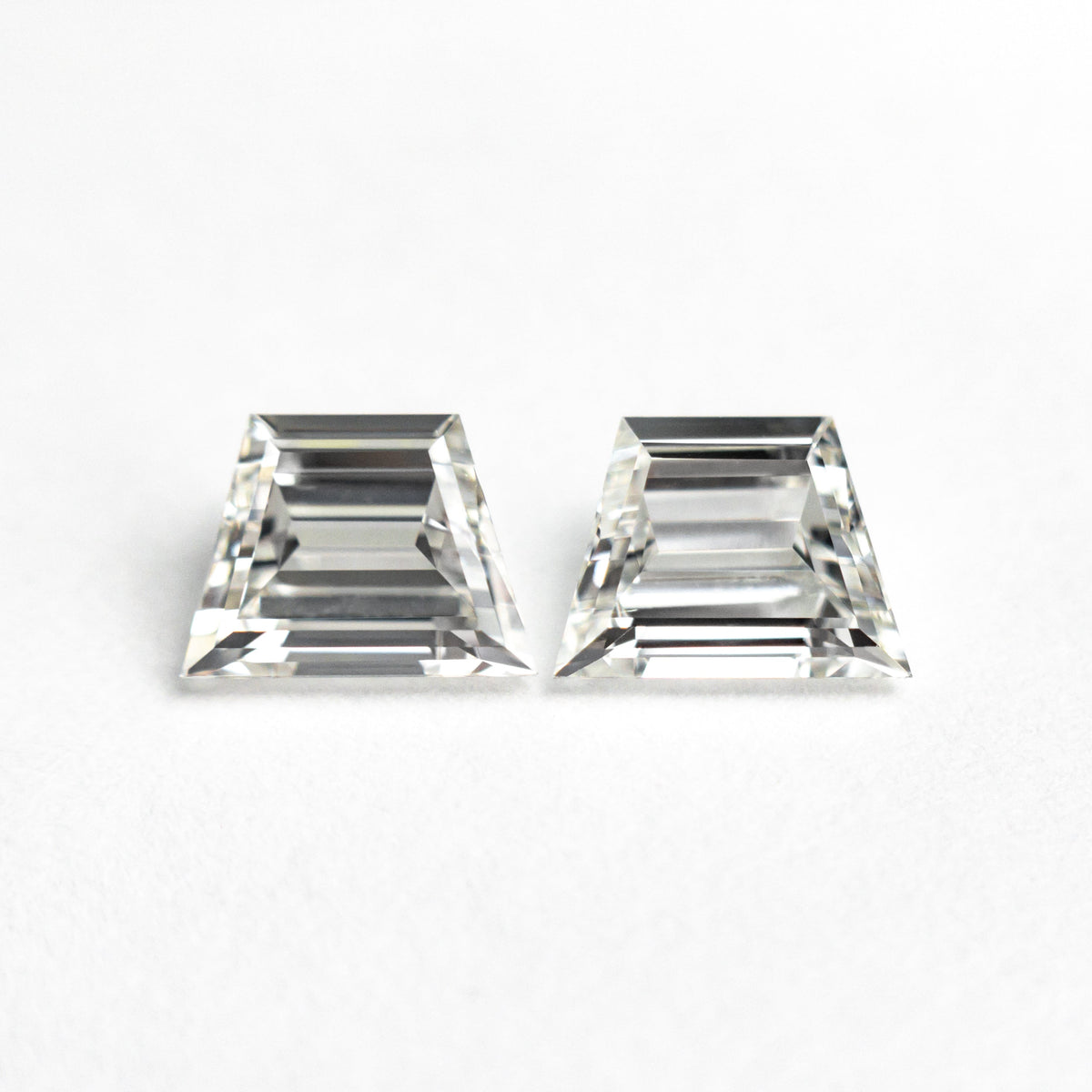 
            1.01cttw 2pc 5.73x4.28x2.53mm 5.83x4.31x2.37mm VVS H Trapezoid Step Cut Matching Pair 25532-01