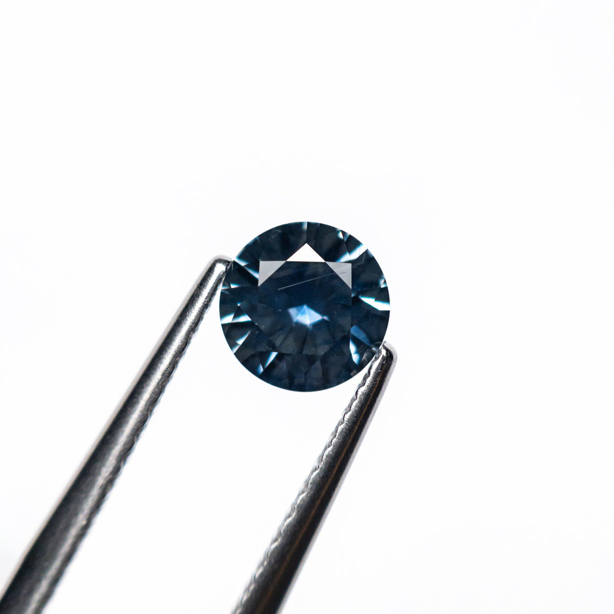 
            0.65ct 5.23x5.21x3.26mm Round Brilliant Sapphire 26556-29