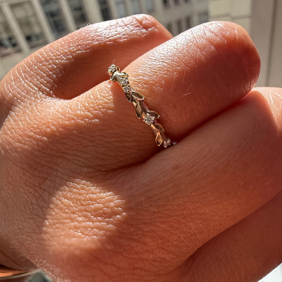 
            Diamond  Leaf and Vine Band