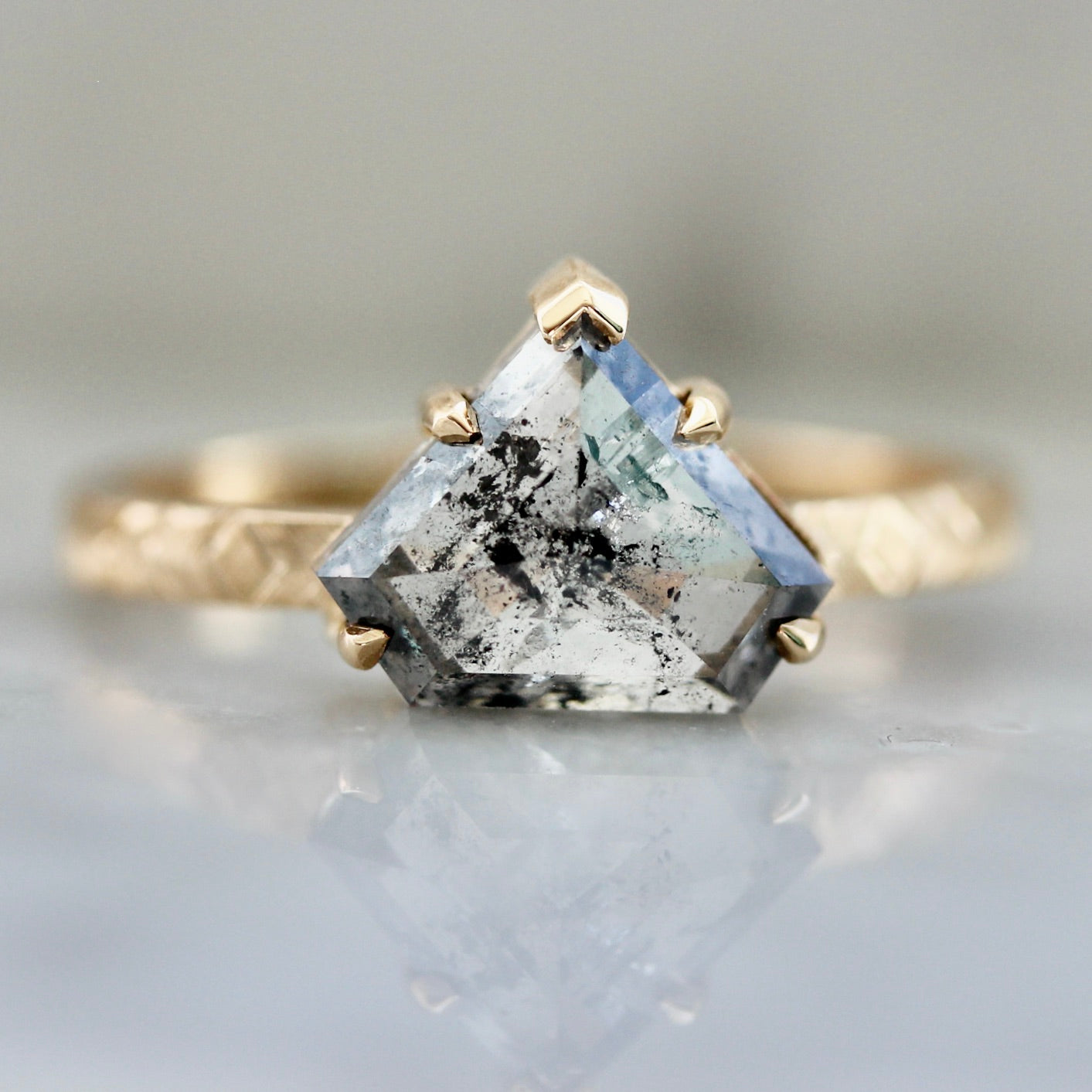 4260 Shield Diamond with engraving in peach gold