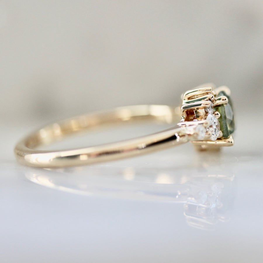 Kiwi Dream Light Green Round Brilliant Cut Montana Sapphire Ring