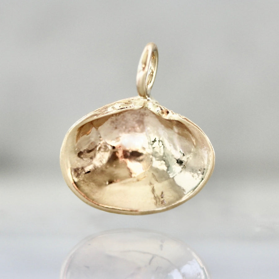 Seashore Clam Charm