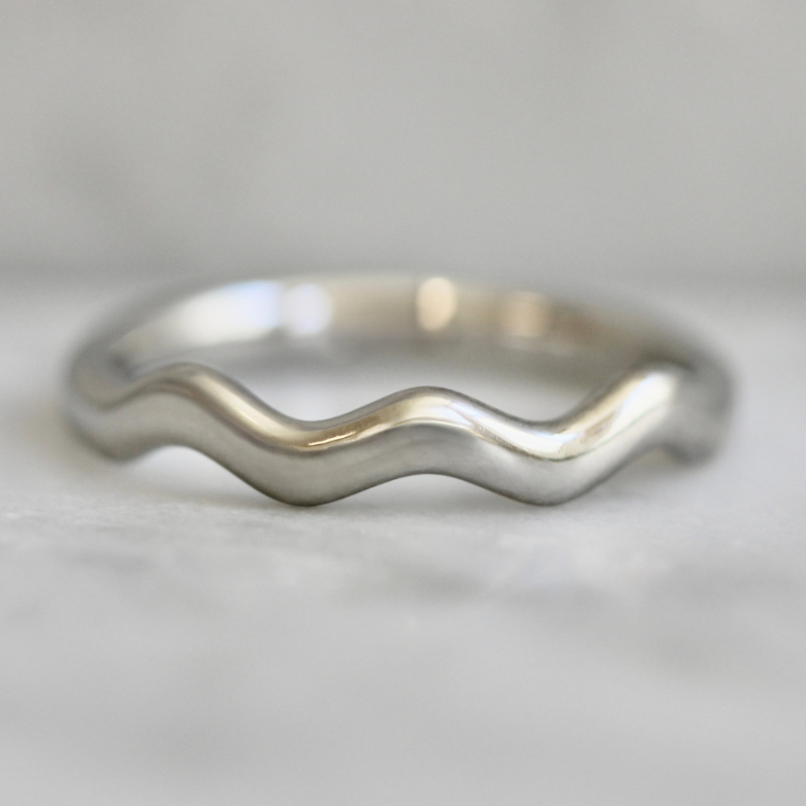 Squiggle Gold Band in white gold