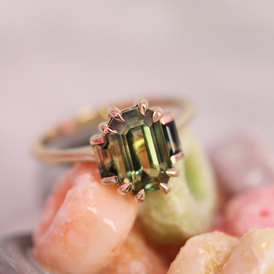 
            green yellow bi color sapphire ring