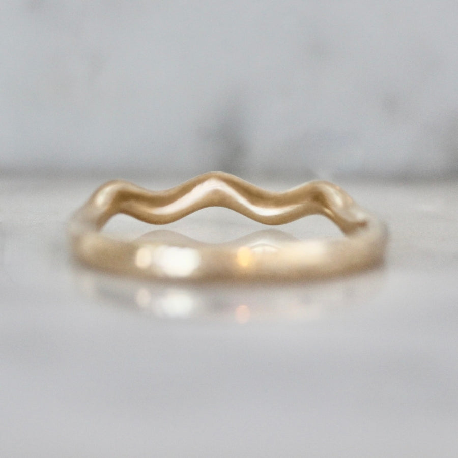 squiggle gold band