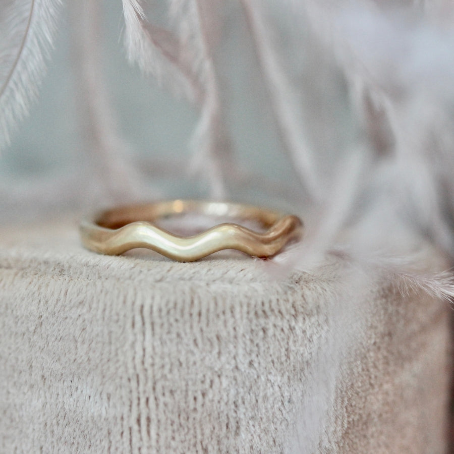 
            wavy wedding band