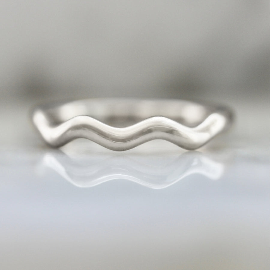 
            white gold squiggle band