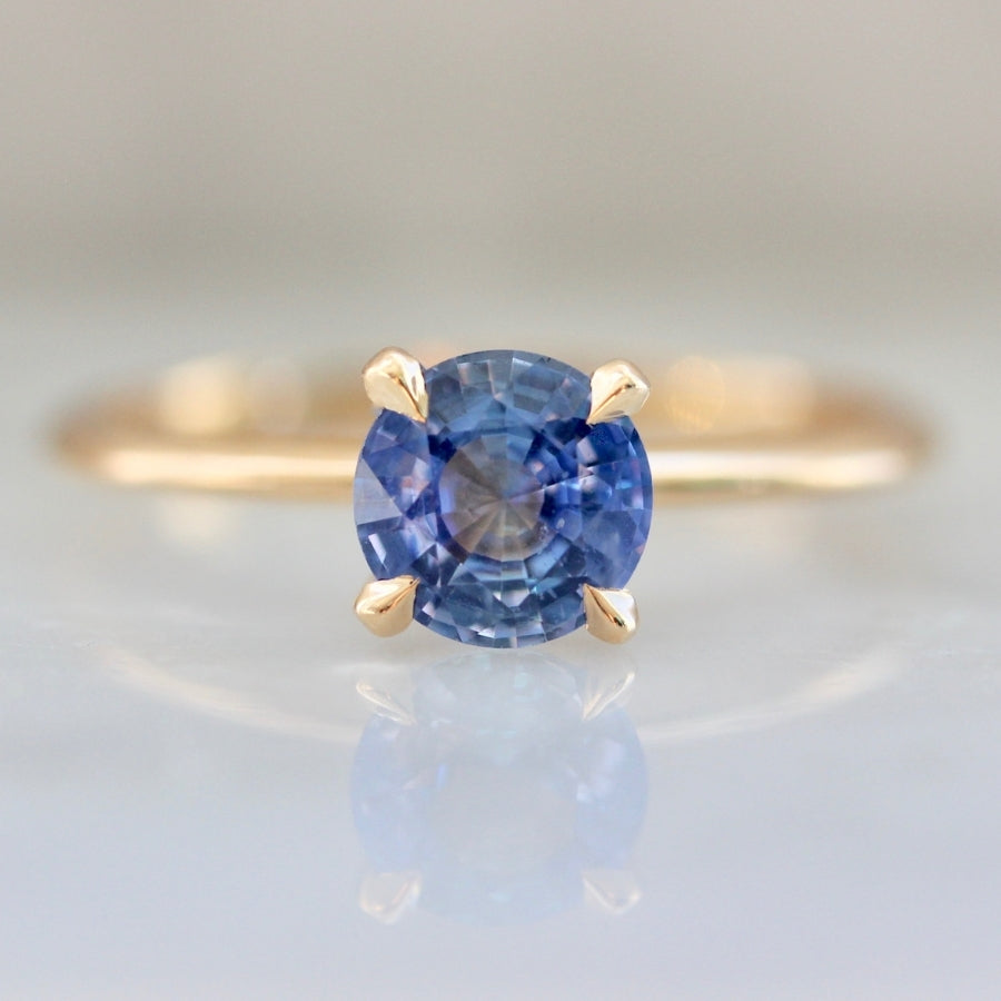 Cornflower Blue Round Brilliant Cut Ceylon Sapphire in peach gold