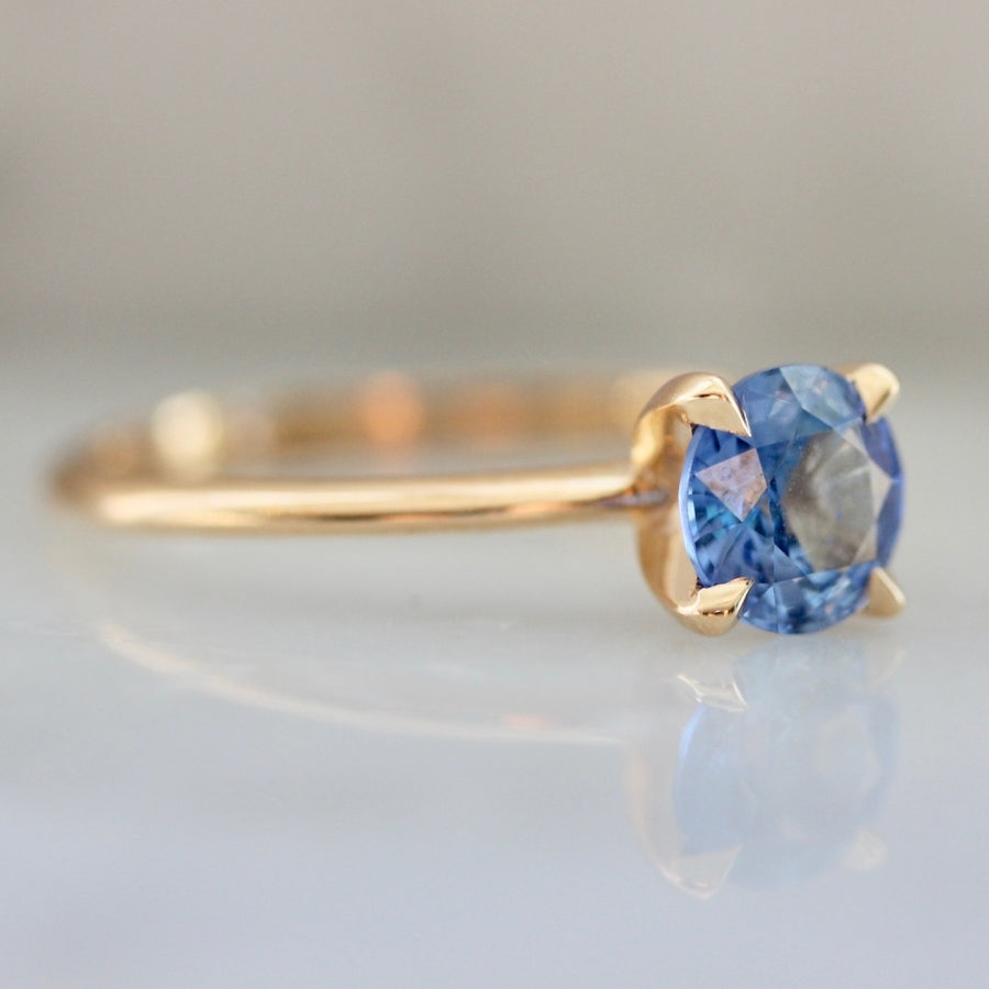 Cornflower Blue Round Brilliant Cut Ceylon Sapphire in peach gold