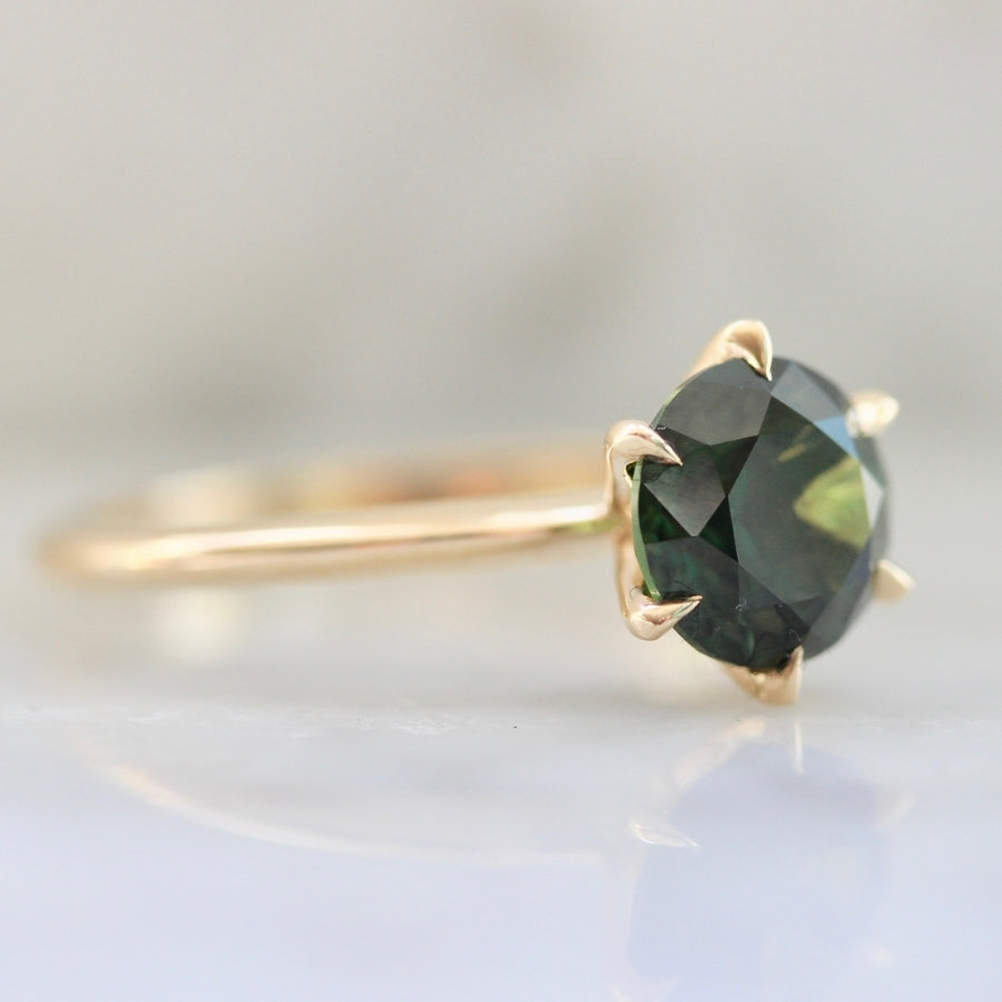 green round brilliant cut sapphire stella with 6 prongs in yellow gold