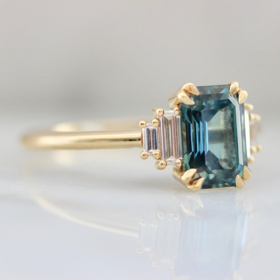 Corazón Green Emerald Cut Sapphire Ring