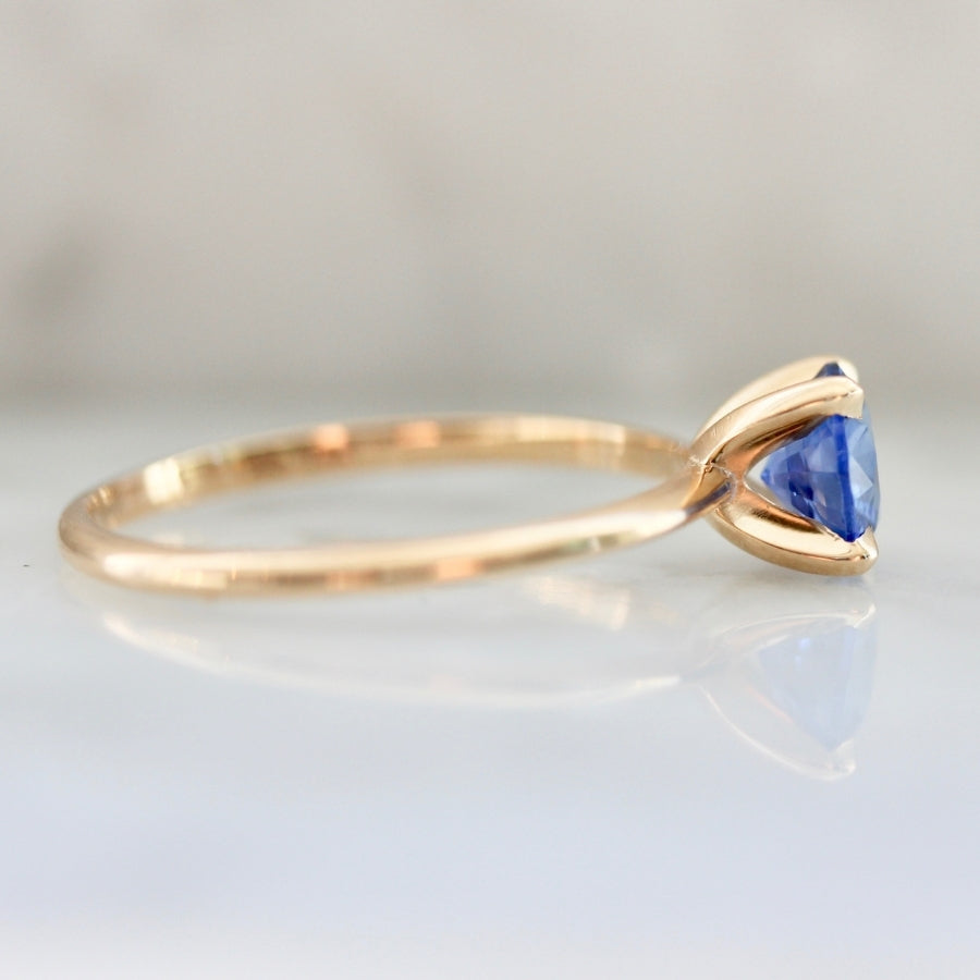 Cornflower Blue Round Brilliant Cut Ceylon Sapphire in peach gold