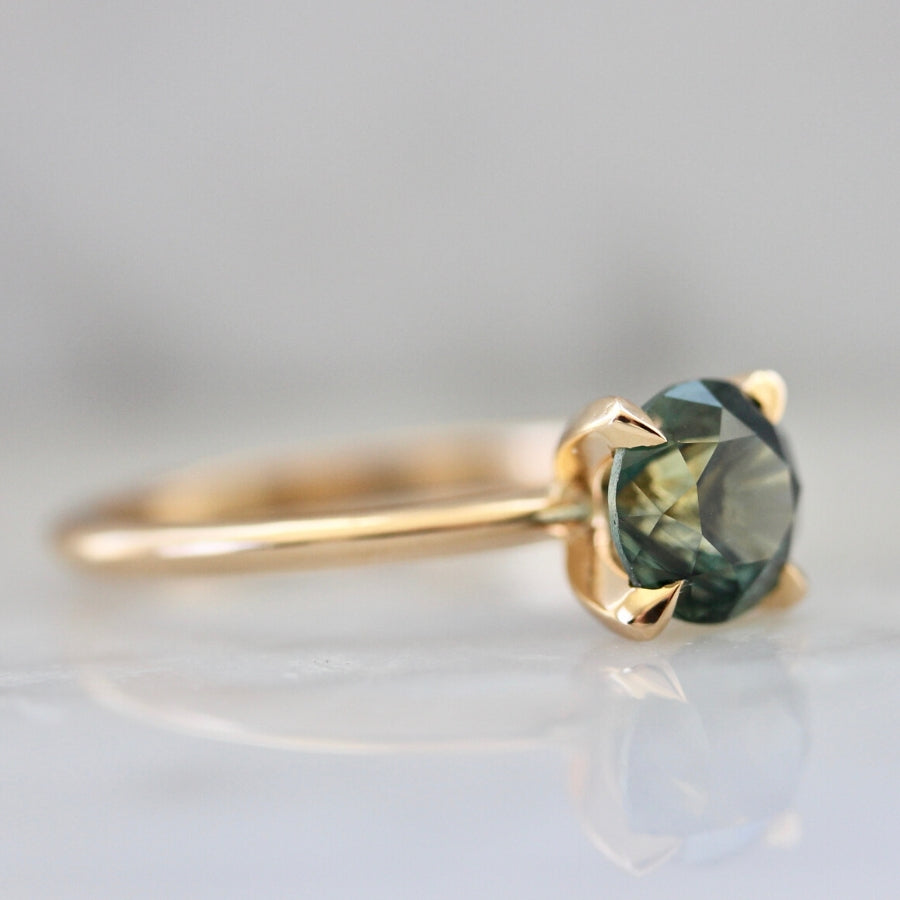 
            1.58 Carat Stella Bi-Color Blue-Green Round Cut Sapphire Ring in Peach Gold