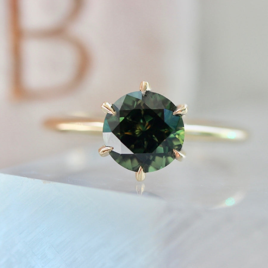 
            green round brilliant cut sapphire stella with 6 prongs in yellow gold
