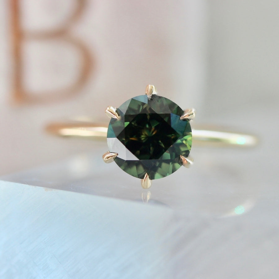green round brilliant cut sapphire stella with 6 prongs in yellow gold