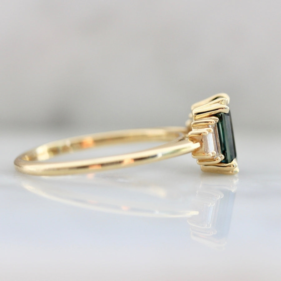 Corazón Green Emerald Cut Sapphire Ring