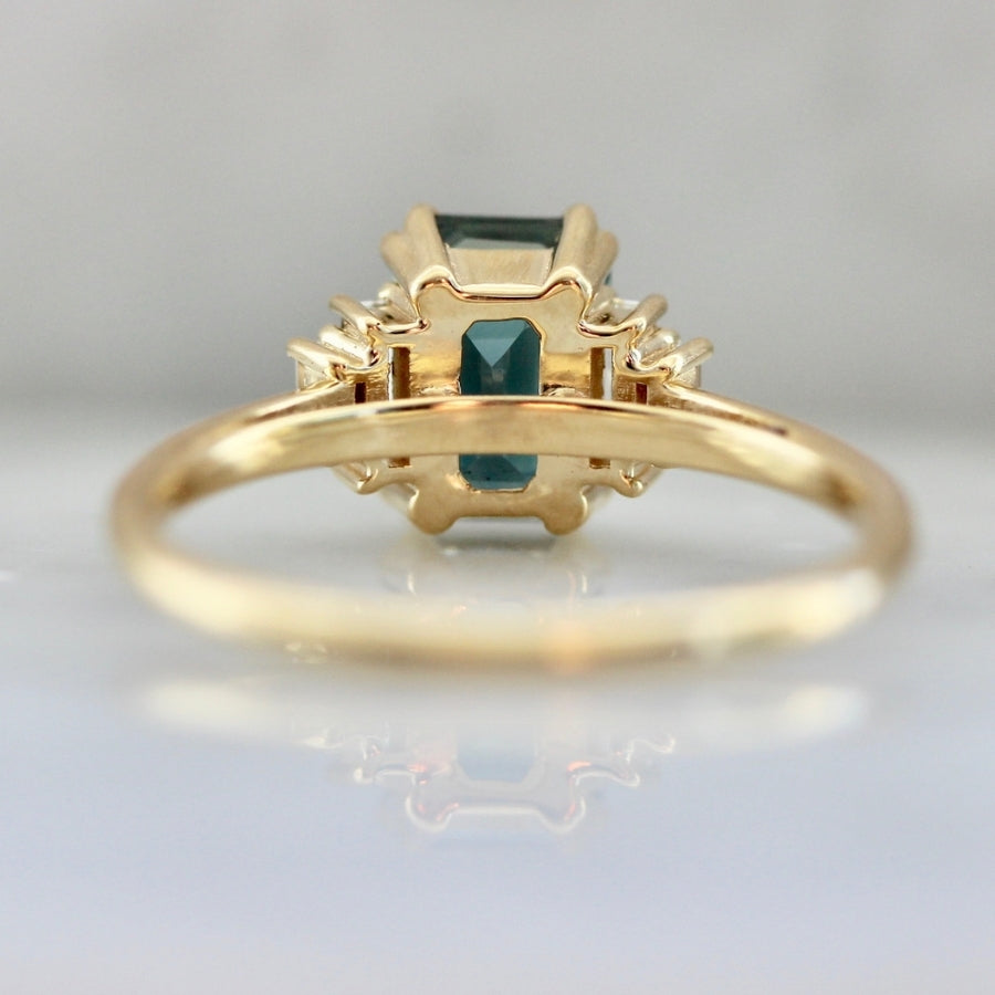 
            Corazón Green Emerald Cut Sapphire Ring