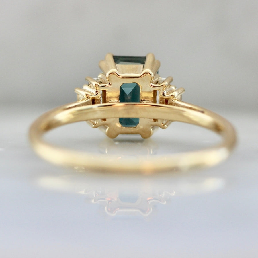 Corazón Green Emerald Cut Sapphire Ring