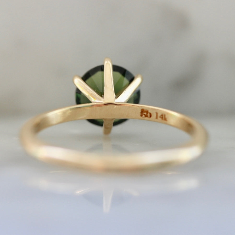 green round brilliant cut sapphire stella with 6 prongs in yellow gold