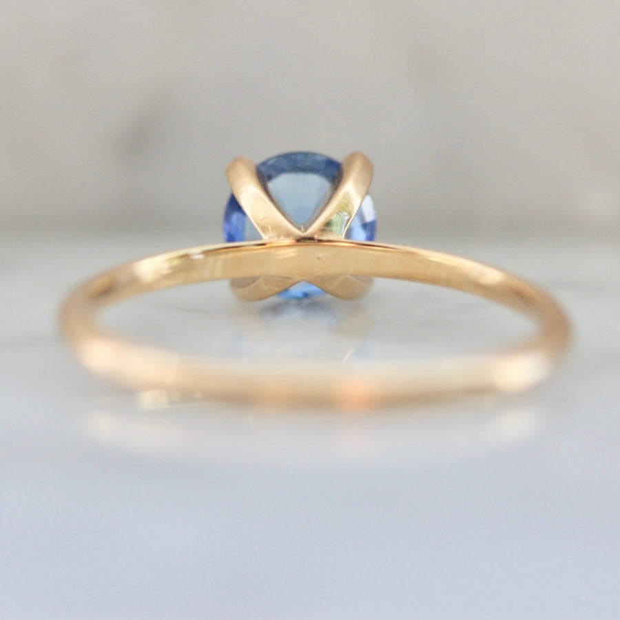 Cornflower Blue Round Brilliant Cut Ceylon Sapphire in peach gold