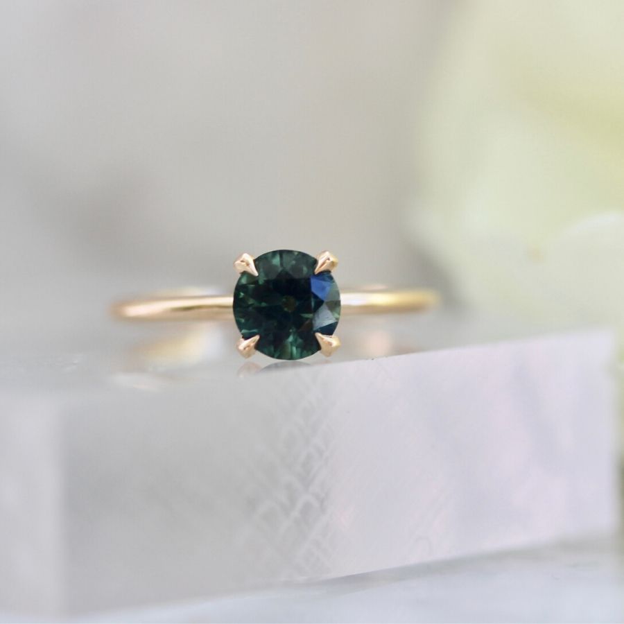 
            1.00 Carat Stella Peacock Green Sapphire Ring in Peach Gold