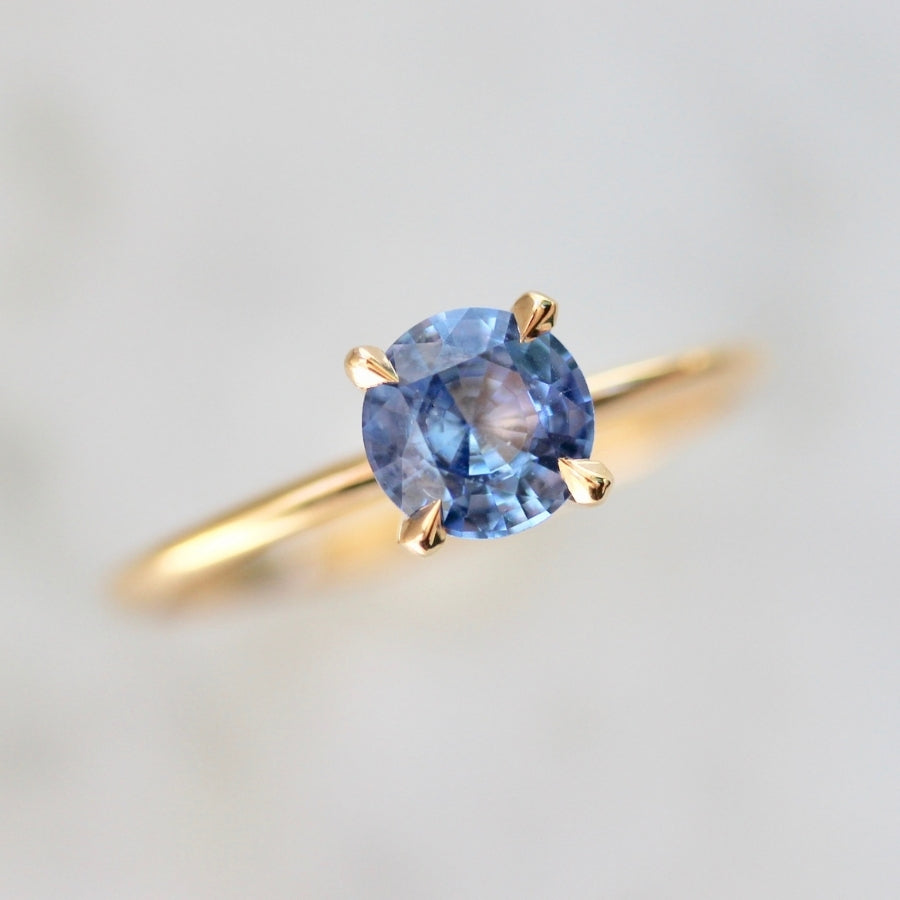 Cornflower Blue Round Brilliant Cut Ceylon Sapphire in peach gold