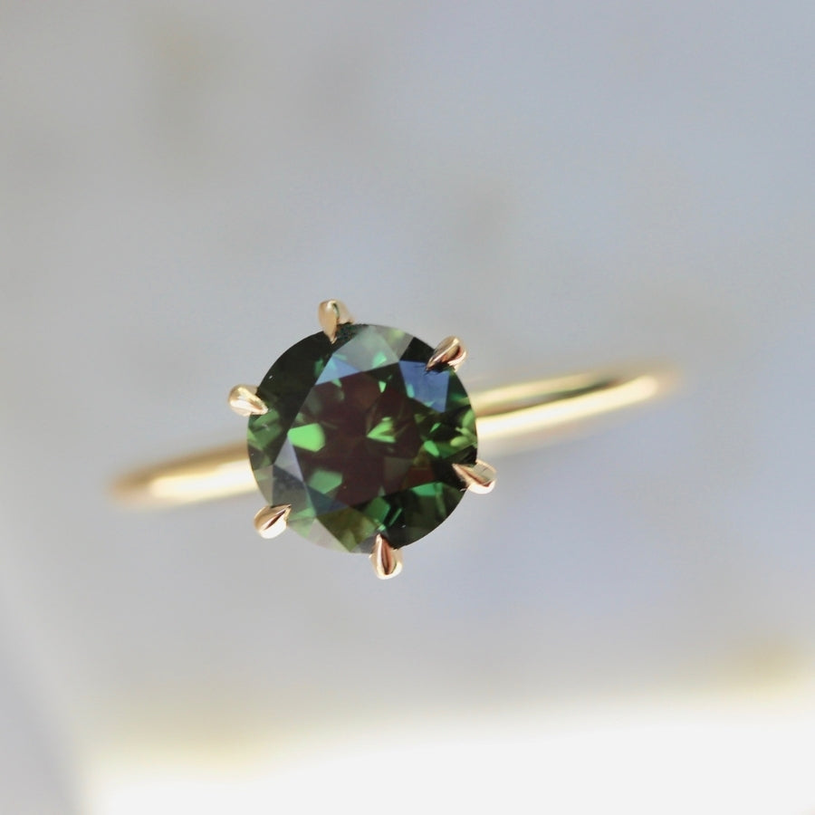 green round brilliant cut sapphire stella with 6 prongs in yellow gold
