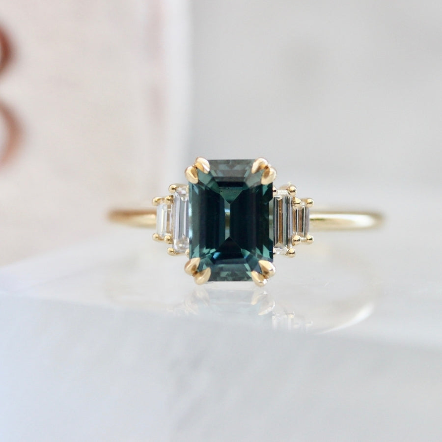 
            Corazón Green Emerald Cut Sapphire Ring