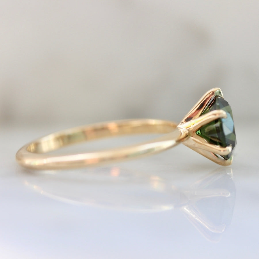 green round brilliant cut sapphire stella with 6 prongs in yellow gold