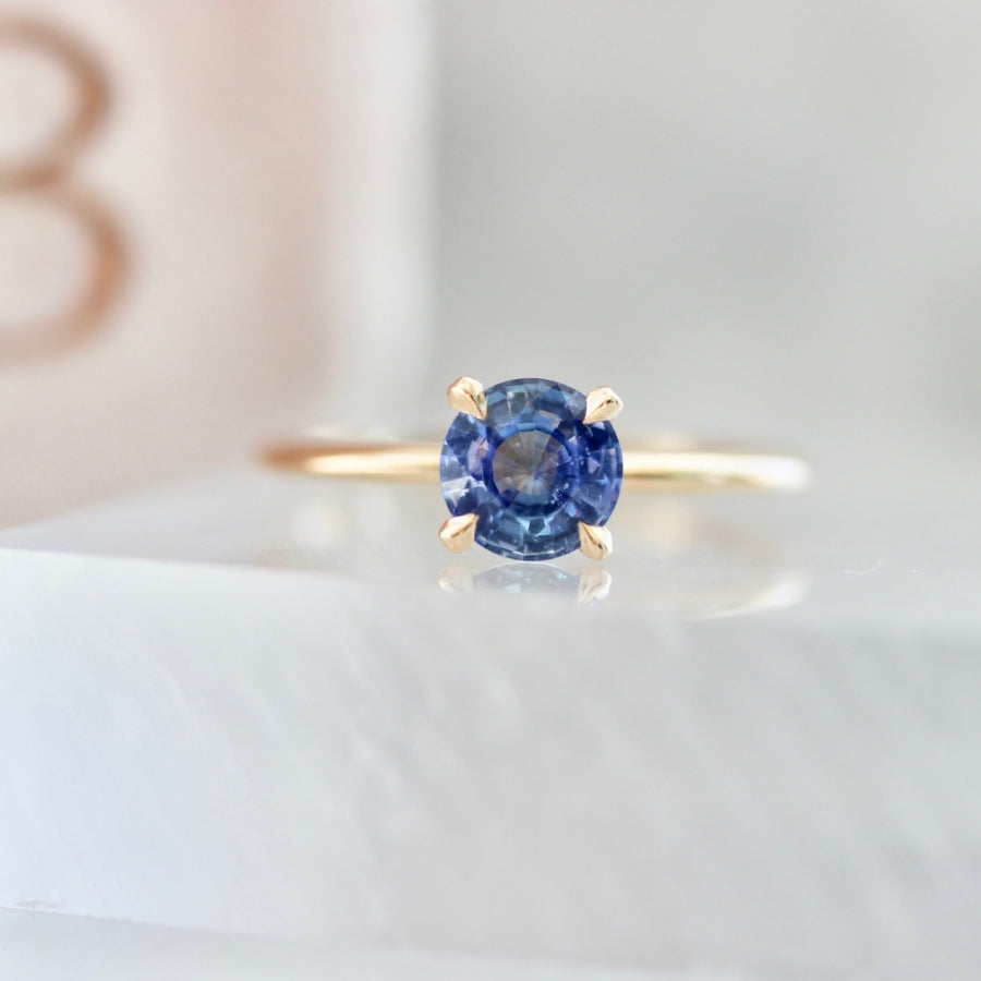 Cornflower Blue Round Brilliant Cut Ceylon Sapphire in peach gold