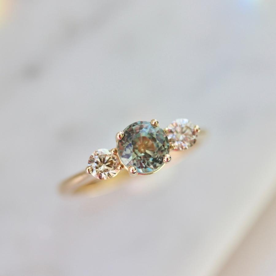 AMAYA - Green Sapphire & Yellow Gold Ring - Violet Gray