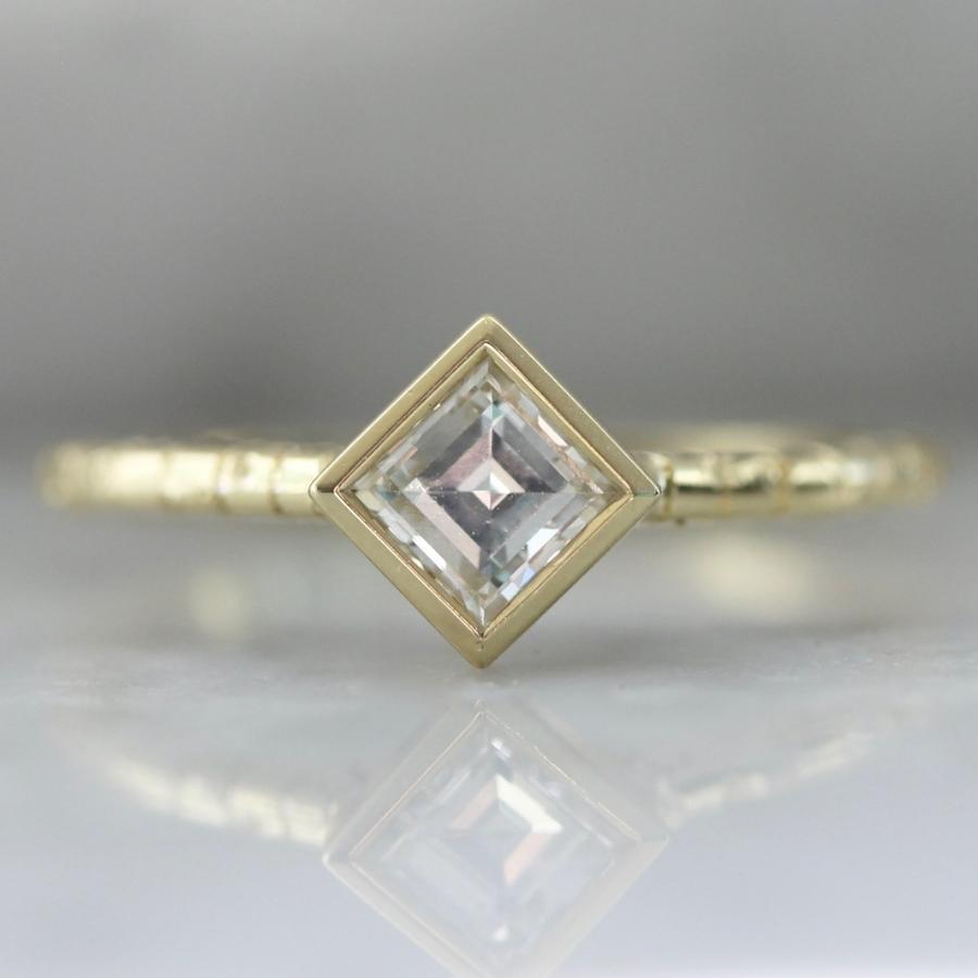 
            Girl Code White Carré Cut Diamond Ring
