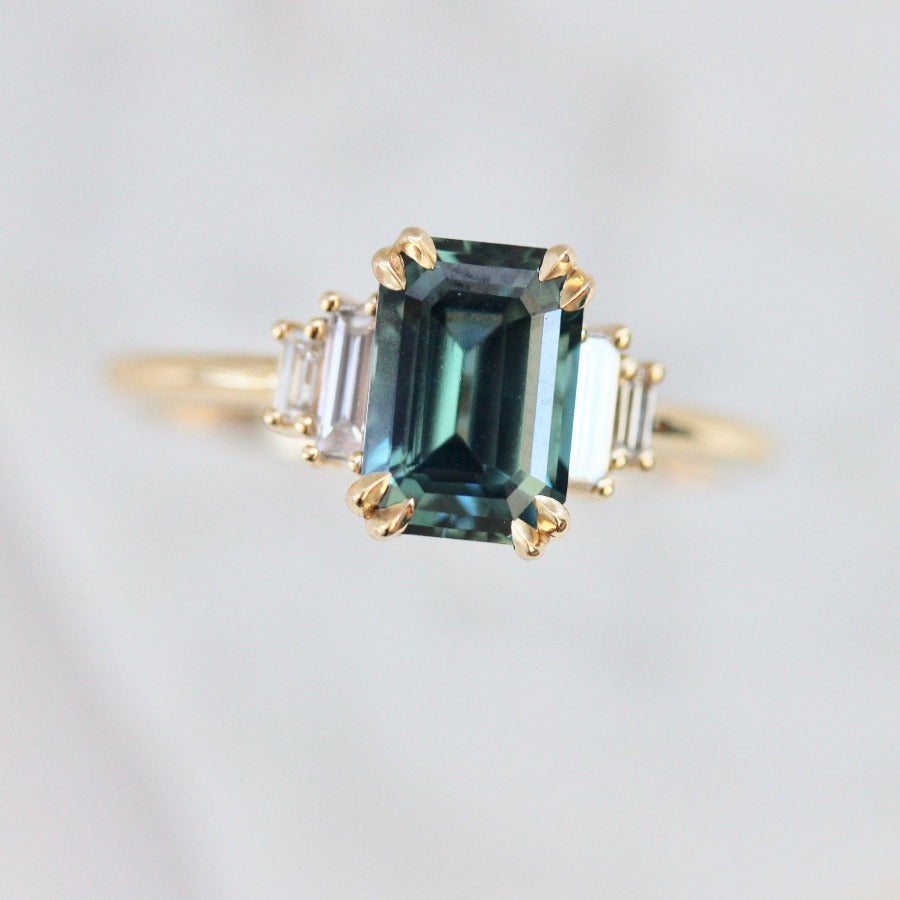 Corazón Green Emerald Cut Sapphire Ring