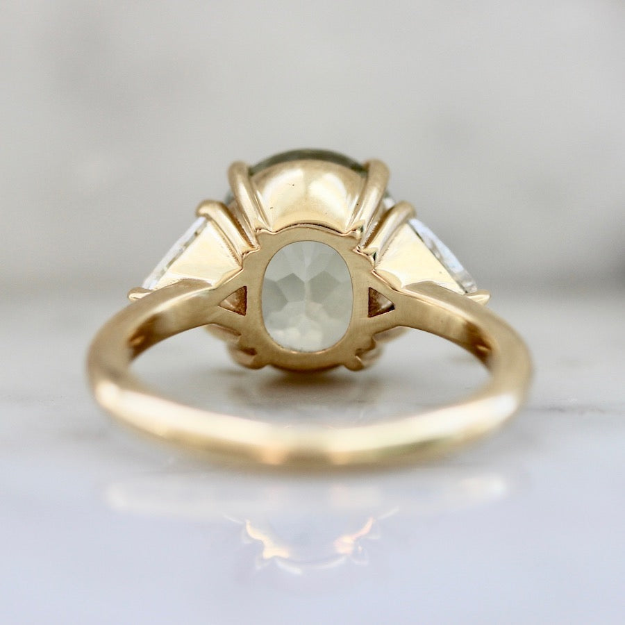 Remi Light Green Oval Cut Tourmaline Ring in Yellow Gold