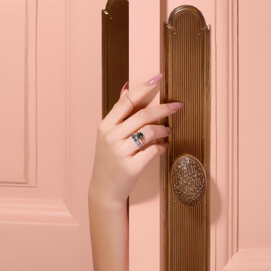 green round brilliant cut sapphire stella with 6 prongs in yellow gold